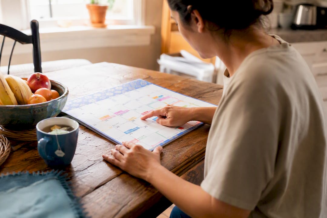 Renter pointing at move-out cleaning booking calendar